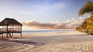 Plage privée, cabines gratuites, chaises longues, parasols