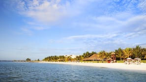 Plage privée, cabines gratuites, chaises longues, parasols