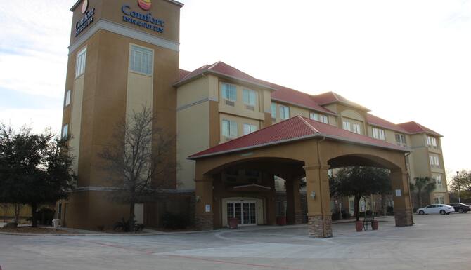 Comfort Inn Suites Near Six Flags Medical Center In San