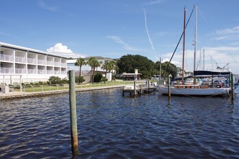 The Suites At Marina Bay Fort Walton Beach Destin Room Prices Curly Selected Item