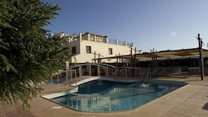 Piscine extérieure, chaises longues