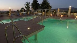Piscine extérieure, chaises longues