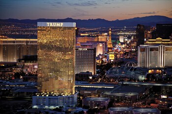 Las Vegas Vacation Packages Travel Deals Bookit Trump International Hotel Las Vegas
