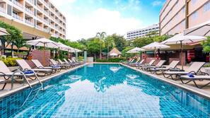 2 piscines extérieures