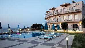 Outdoor pool, pool umbrellas, sun loungers