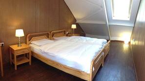 In-room safe, desk, soundproofing, free WiFi