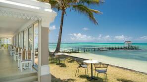 Plage, chaises longues, snorkeling