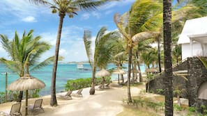 Plage, chaises longues, snorkeling