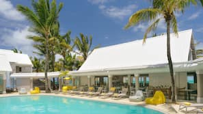 Piscine extérieure, parasols de plage, chaises longues