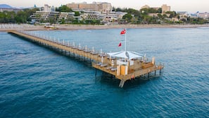 Privatstrand, Liegestühle, Sonnenschirme, Strandtücher