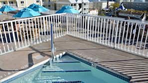 Una piscina cubierta, una piscina al aire libre