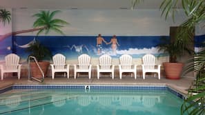 Una piscina cubierta, una piscina al aire libre