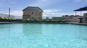 Una piscina cubierta, una piscina al aire libre