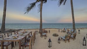 Plage, sable blanc, parasols, serviettes de plage