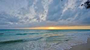 Plage, sable blanc, parasols, serviettes de plage