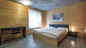 Pillowtop beds, desk, free WiFi