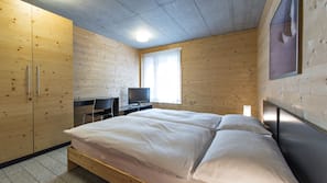 Pillowtop beds, desk, free WiFi