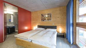 Pillowtop beds, desk, free WiFi
