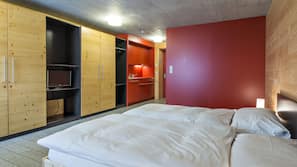 Pillowtop beds, desk, free WiFi