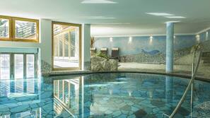 Innenpool, Außenpool, Sonnenschirme, Liegestühle