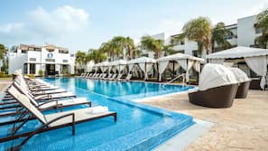 Una piscina al aire libre, cabañas de piscina gratuitas, sombrillas