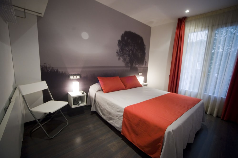 Гостиница барселона w. Игры похожие на the room. Curious перевод. Curious room. Curious room.