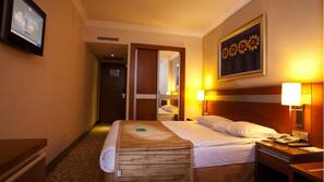 Luxe beddengoed, een minibar, individueel gedecoreerd, een bureau