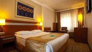 Luxe beddengoed, een minibar, individueel gedecoreerd, een bureau