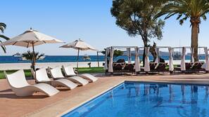 Piscina coperta, piscina all'aperto, ombrelloni da piscina, lettini