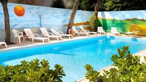 Piscina stagionale all'aperto, ombrelloni da piscina, lettini