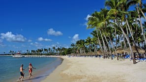 Am Strand, Liegestühle, Sonnenschirme, Strandtücher