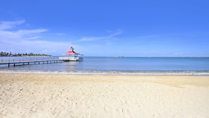 Am Strand, Liegestühle, Sonnenschirme, Strandtücher