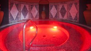 Bañera de hidromasaje en el interior
