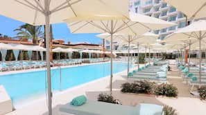 Utomhuspool och solstolar