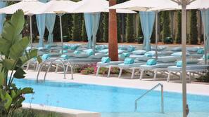 Utomhuspool och solstolar