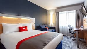 Hypo-allergenic bedding, down duvet, in-room safe, desk