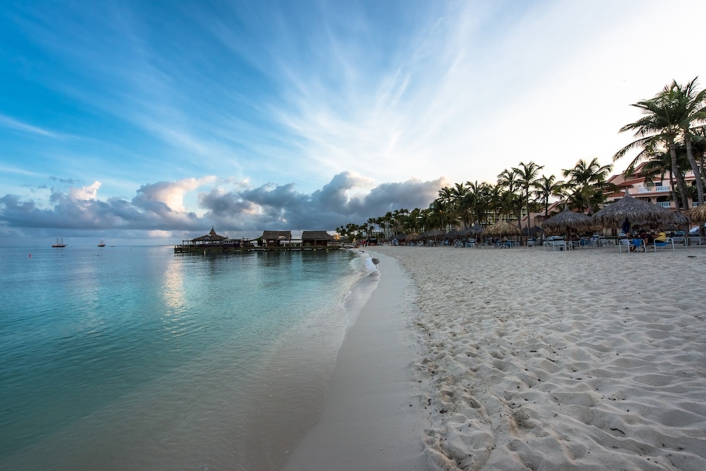 Playa Linda Beach Resort, Noord: $256 Room Prices & Reviews | Travelocity