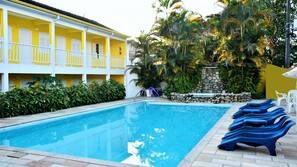 Piscina externa, funciona das 9h00 às 22h, guarda-sóis, espreguiçadeiras