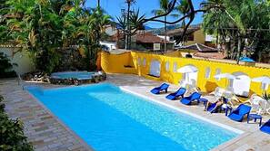 Piscina externa, funciona das 9h00 às 22h, guarda-sóis, espreguiçadeiras