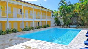 Piscina externa, funciona das 9h00 às 22h, guarda-sóis, espreguiçadeiras