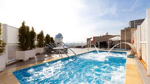 Piscina stagionale all'aperto, ombrelloni da piscina, lettini