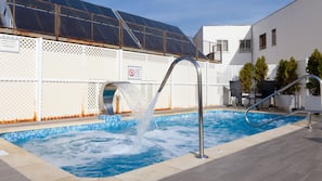 Piscina stagionale all'aperto, ombrelloni da piscina, lettini