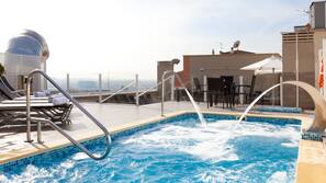 Piscina stagionale all'aperto, ombrelloni da piscina, lettini