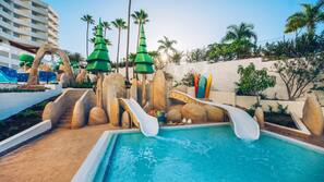 3 piscines extérieures, parasols de plage