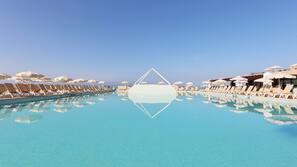 3 piscines extérieures, parasols de plage