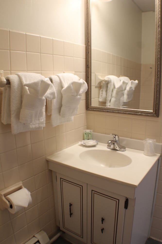 Bathroom, Waynebrook Inn, Est 1865