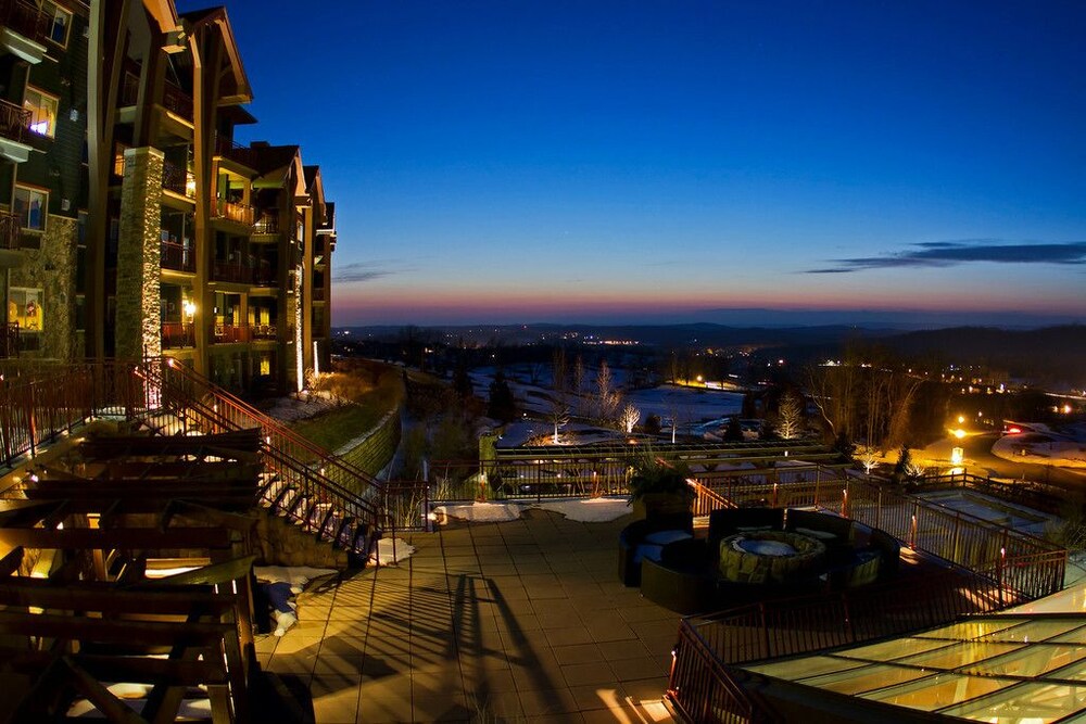 Grand Cascades Lodge in Hamburg, United States