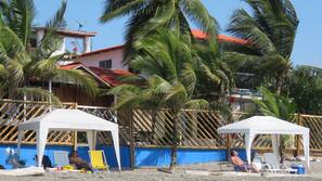 Ubicación a pie de playa, tumbonas, sombrillas y toallas de playa