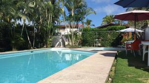Una piscina al aire libre, sombrillas