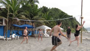 Ubicación a pie de playa, tumbonas, sombrillas y toallas de playa